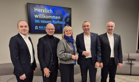 Der Wirtschaftsstandort Bad Salzuflen im Blickpunkt: Frank Heinkel (Wirtschaftsförderer der Stadt Bad Salzuflen), Bürgermeister Dirk Tolkemitt, IHK-Vizepräsident Oliver Voßhenrich, IHK-Hauptgeschäftsführerin Svenja Jochen und Hinrich Schwarze (Moderator, IHK Lippe) , © IHK Lippe