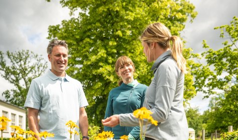 Der Kneipp-Gesundheitstag am 19. Juli in Bad Salzuflen macht die Gesundheit mit allen Sinnen erlebbar wie beim beliebten Kneipp-Spaziergang unter Anleitung von Dr. Diana Jedlicka (rechts, Projektleiterin & Gesundheitsmanagerin, Stadt Bad Salzuflen). , &copy; Teutoburger Wald Tourismus / D. Ketz