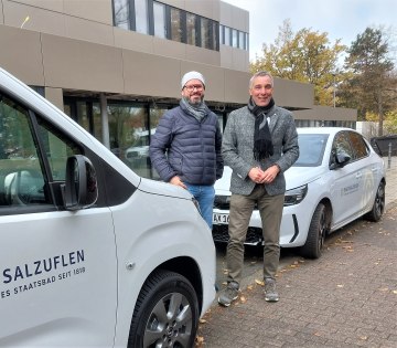 Weithin sichtbar sind die neuen Dienstwagen der Stadtverwaltung Bad Salzuflen, die Bürgermeister Dirk Tolkemitt (rechts) und Fuhrparkmanager Frank Wilke-Frenzel (Stabsleitung Zentraler Service) vor dem Rathaus präsentieren., © Stadt Bad Salzuflen