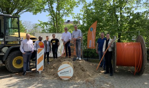 Mehrere Personen sind auf einer Baustelle bei einem symbolischen Spatenstich zu sehen, © Stadt Bad Salzuflen Mehrere Personen sind auf einer Baustelle bei einem symbolischen Spatenstich zu sehen, © Stadt Bad Salzuflen