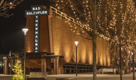 Das Gradierwerk bei nächtlicher Beleuchtung, rundherum sind zusätzliche Lichterketten zur weihnachtlichen Stimmung aufgehängt, © Jan Voth