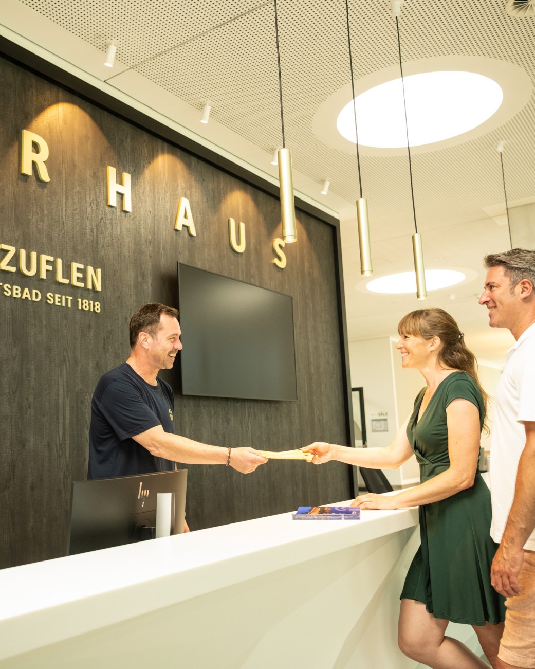Drei Personen stehen im Eingangsbereich des Kurhaus Bad Salzuflen. Ein Mann steht hinter dem Tresen und reicht dem Pärchen über diesen hinweg eine Eintrittskarte , © Teutoburger Wald Tourismus / Stadt Bad Salzuflen / D.Ketz Drei Personen stehen im Eingangsbereich des Kurhaus Bad Salzuflen. Ein Mann steht hinter dem Tresen und reicht dem Pärchen über diesen hinweg eine Eintrittskarte , © Teutoburger Wald Tourismus / Stadt Bad Salzuflen / D.Ketz