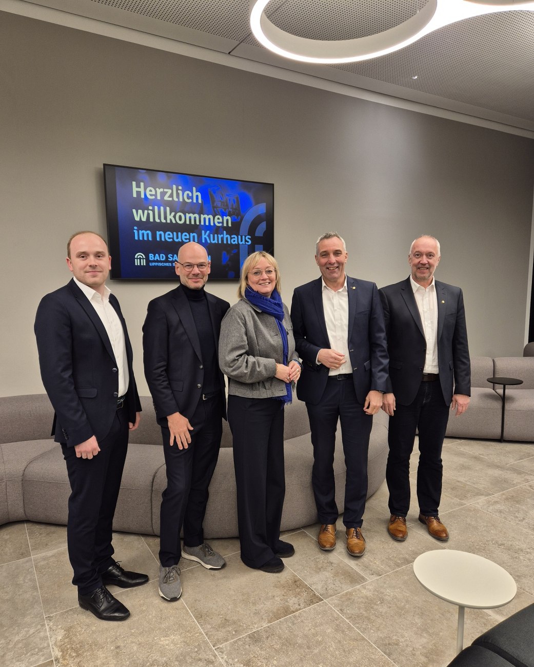 Der Wirtschaftsstandort Bad Salzuflen im Blickpunkt: Frank Heinkel (Wirtschaftsförderer der Stadt Bad Salzuflen), Bürgermeister Dirk Tolkemitt, IHK-Vizepräsident Oliver Voßhenrich, IHK-Hauptgeschäftsführerin Svenja Jochen und Hinrich Schwarze (Moderator, IHK Lippe) , © IHK Lippe Der Wirtschaftsstandort Bad Salzuflen im Blickpunkt: Frank Heinkel (Wirtschaftsförderer der Stadt Bad Salzuflen), Bürgermeister Dirk Tolkemitt, IHK-Vizepräsident Oliver Voßhenrich, IHK-Hauptgeschäftsführerin Svenja Jochen und Hinrich Schwarze (Moderator, IHK Lippe) , © IHK Lippe