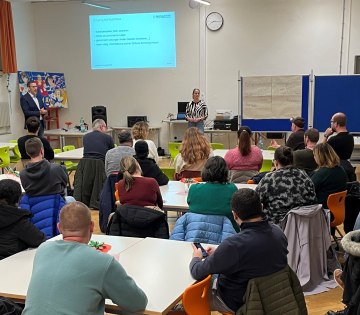 Reges Interesse an einem Elternabend der besonderen Art: Jugendamt und Kreispolizeibehörde informierten, sensibilisierten und diskutierten mit rund 50 Eltern über die ersten Schritte ihrer Kinder in der digitalen Welt. , © Stadt Bad Salzuflen