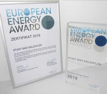 Zertifikat und Plakette für die Zertifizierung der Stadt Bad Salzuflen mit dem european energy award, © Stadt Bad Salzuflen