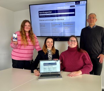 Annika Reuter (Stab Strategie, Innovation und Digitalisierung) und Lena Sargalski (Stabsleitung Strategie, Innovation und Digitalisierung) pr&auml;sentieren mit Lea Wittenborn (Teamleitung B&uuml;rgerservice & stellv. Fachdienstleitung) und Marcus Buchhorn (Fachdienstleitung Steuern und Beteiligungen) das neue Serviceportal der Stadt Bad Salzuflen, das einen digitalen Zugangspunkt f&uuml;r die B&uuml;rgerinnen und B&uuml;rger zur Verwaltung schafft. , &copy; Stadt Bad Salzuflen