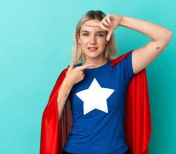 Zu sehen ist eine junge Frau in einem Superheldenkostüm