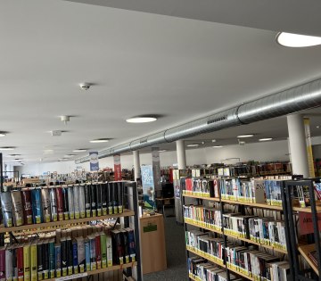 Ein Foto der neuen LED-Beleuchtung in der Stadtbücherei, © Stadt Bad Salzuflen