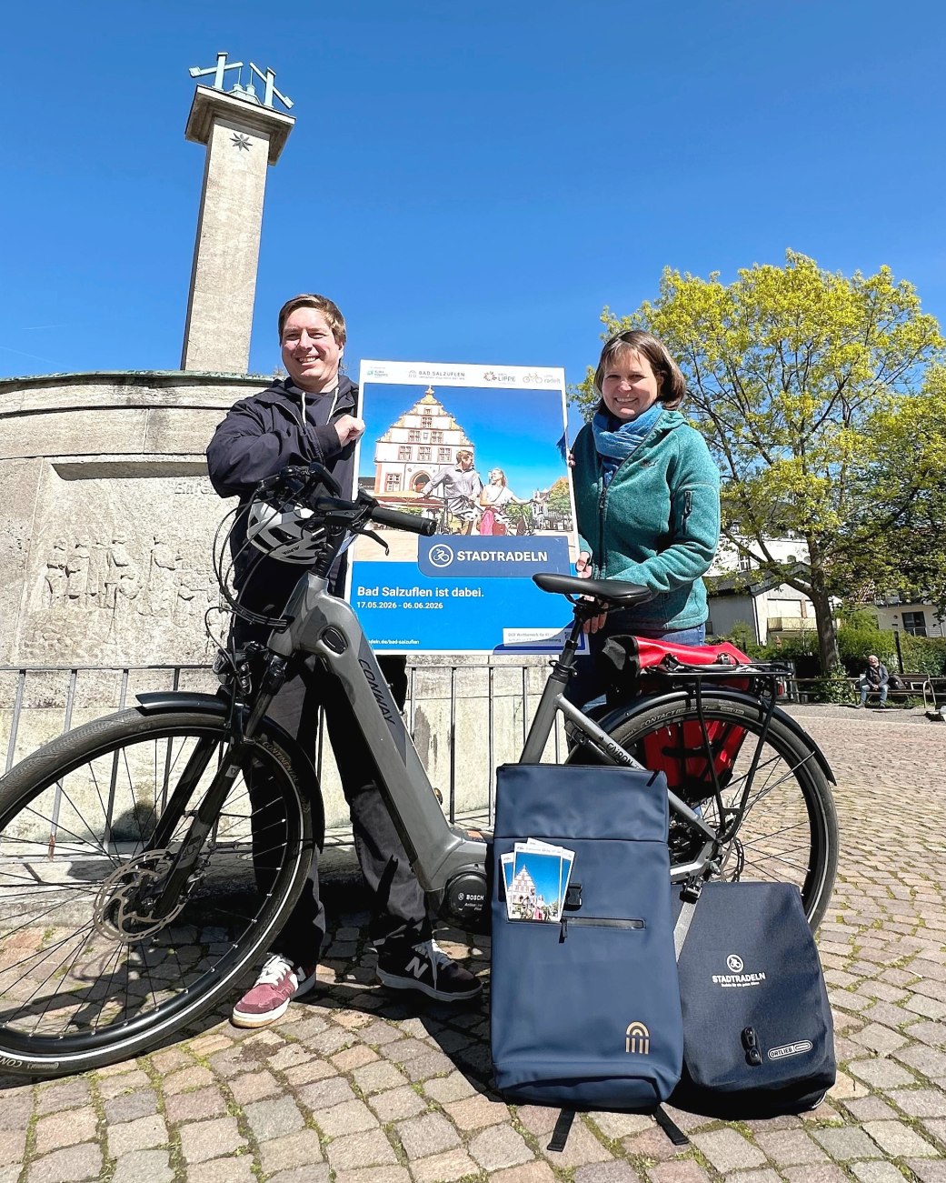 Auch in diesem Jahr hei&szlig;t es wieder &bdquo;Stadtradeln&ldquo;: Die Organisatoren der Stadtverwaltung Bad Salzuflen um den Radverkehrsbeauftragten Sebastian Baving (links) sowie die Klimaschutz- und Mobilit&auml;tsbeauftragte Susanne L&uuml;bker machen eine Stippvisite auf dem Salzhof der Kurstadt, wo am 17. Mai 2026 die Auftaktveranstaltung stattfindet. , &copy; Stadt Bad Salzuflen