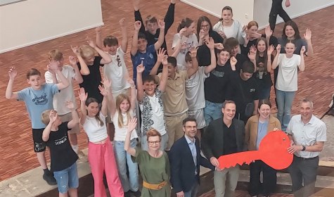 Mit großer Freude übernahmen die Schüler*innen der Klasse 7 c der Gesamtschule Aspe und Lehrerin Oxana Buk (vorne links) sowie der stellvertretende Schulleiter Gordon Gröne (vorne 2.v.l) und Schulleiter Oliver Dudek (vorne Mitte) den symbolischen Schlüssel nach Fertigstellung des ersten Bauabschnitts von Bad Salzuflens Bürgermeister Dirk Tolkemitt (vorne rechts) und Katja Mönnigmann-Steinbeck (vorne 2.v.r., Fachbereichsleitung Jugend, Soziale Dienste und Schule). , © Stadt Bad Salzuflen
