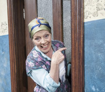 Liebenswerte Hommage des TV-Lustspielklassikers „Tratsch im Treppenhaus“ aus den 1960er-Jahren kommt am 05. Dezember 2025 auf die Theaterbühne nach Bad Salzuflen in die Konzerthalle. , © Maike Kollenrott