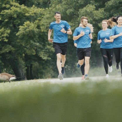 Mehrere Läufer sind zu sehen, sie tragen das gleiche blaue Outfit, © Stadt Bad Salzuflen Mehrere Läufer sind zu sehen, sie tragen das gleiche blaue Outfit, © Stadt Bad Salzuflen