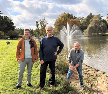 Gemeinsam gegen Algenbewuchs am gro&szlig;en Kurparksee in Bad Salzuflen (von links): Jan Feldmeier (Fachdienstleitung Umwelt, Stadt Bad Salzuflen) und Gesch&auml;ftsf&uuml;hrer Ulrich Kaminsky mit G&auml;rtner Andreas Beerens (beide Umweltzentrum Heerser M&uuml;hle) bei der Wasserbepflanzung zur St&auml;rkung der &ouml;kologischen Gew&auml;sserqualit&auml;t. , &copy; Stadt Bad Salzuflen