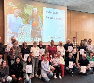 Die erfolgreichsten Pedaleure und Teams beim STADTRADELN 2026 in Bad Salzuflen wurden im Kurhaus von der Ersten stellv. B&uuml;rgermeisterin Sabine Mirbach (rechts) geehrt. , &copy; Stadt Bad Salzuflen