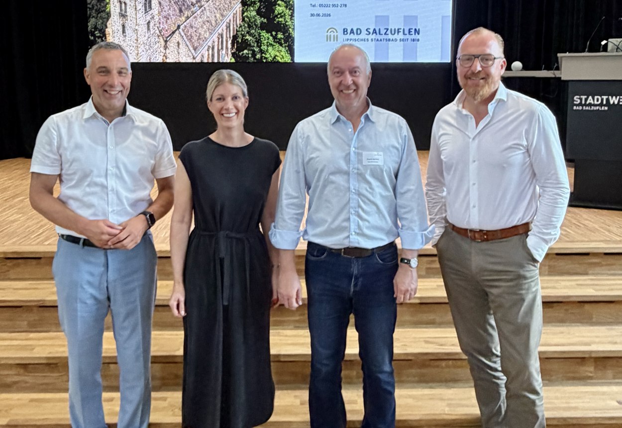 v.l.n.r.: Bürgermeister Dirk Tolkemitt, Erste Beigeordnete und Kämmerin Melanie Koring, Wirtschaftsförderer Frank Heinkel und Geschäftsführer der Stadtwerke Bad Salzuflen Volker Stammer, © Stadt Bad Salzuflen v.l.n.r.: Bürgermeister Dirk Tolkemitt, Erste Beigeordnete und Kämmerin Melanie Koring, Wirtschaftsförderer Frank Heinkel und Geschäftsführer der Stadtwerke Bad Salzuflen Volker Stammer, © Stadt Bad Salzuflen