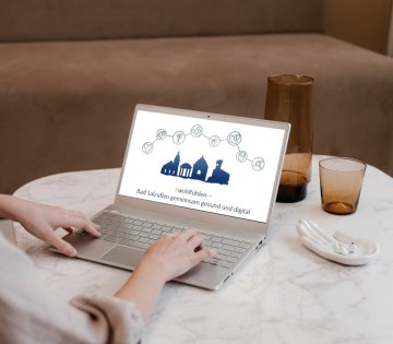 Zu sehen ist eine Frau, die sich auf einem Laptop die Digitalisierungsstrategie der Stadt Bad Salzuflen anschaut., © Stadt Bad Salzuflen Zu sehen ist eine Frau, die sich auf einem Laptop die Digitalisierungsstrategie der Stadt Bad Salzuflen anschaut., © Stadt Bad Salzuflen