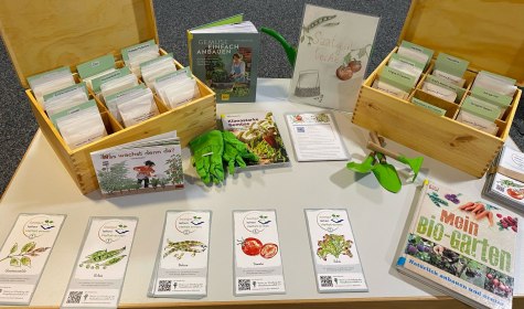 Ein &Uuml;berblick der Saatgutbibliothek, mit B&uuml;chern, Saaten und Karteikarten zum Thema, &copy; Stadt Bad Salzuflen