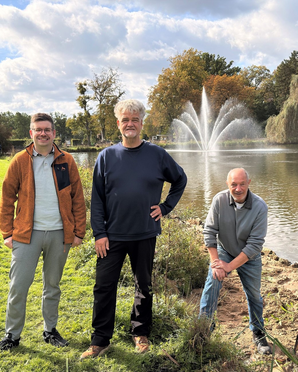 Gemeinsam gegen Algenbewuchs am großen Kurparksee in Bad Salzuflen (von links): Jan Feldmeier (Fachdienstleitung Umwelt, Stadt Bad Salzuflen) und Geschäftsführer Ulrich Kaminsky mit Gärtner Andreas Beerens (beide Umweltzentrum Heerser Mühle) bei der Wasserbepflanzung zur Stärkung der ökologischen Gewässerqualität. , © Stadt Bad Salzuflen Gemeinsam gegen Algenbewuchs am großen Kurparksee in Bad Salzuflen (von links): Jan Feldmeier (Fachdienstleitung Umwelt, Stadt Bad Salzuflen) und Geschäftsführer Ulrich Kaminsky mit Gärtner Andreas Beerens (beide Umweltzentrum Heerser Mühle) bei der Wasserbepflanzung zur Stärkung der ökologischen Gewässerqualität. , © Stadt Bad Salzuflen