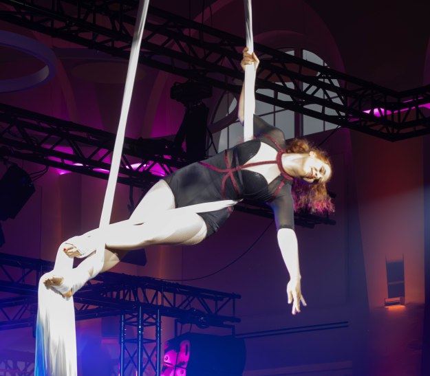 Artistin in luftiger Höhe im Gala-Saal, © Stadt Bad Salzuflen / M.Koczy