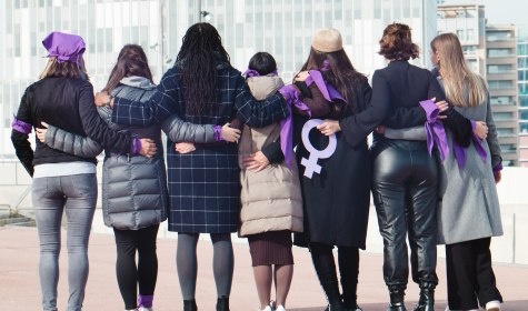 eine Gruppe von Frauen steht mit dem Rücken zur Kamera, © stock.adobe.com |Clara
