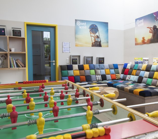Im Jugendzentrum @on! gibt es unterschiedliche M&ouml;glichkeiten, die Zeit zu verbringen. Beispielsweise bei einem Spiel am Kicker oder auf der bequemen Sofaecke, die zum Verweilen einl&auml;dt, &copy; Jan Voth