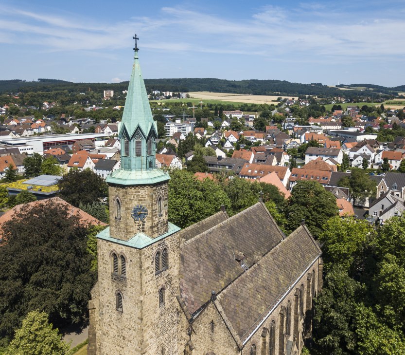 Auf dem Bild sehen Sie eine Luftaufnahme der Kilianskirche in Schötmar., © Stadt Bad Salzuflen