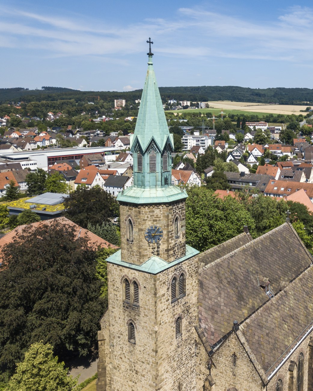 Auf dem Bild sehen Sie eine Luftaufnahme der Kilianskirche in Schötmar., © Stadt Bad Salzuflen