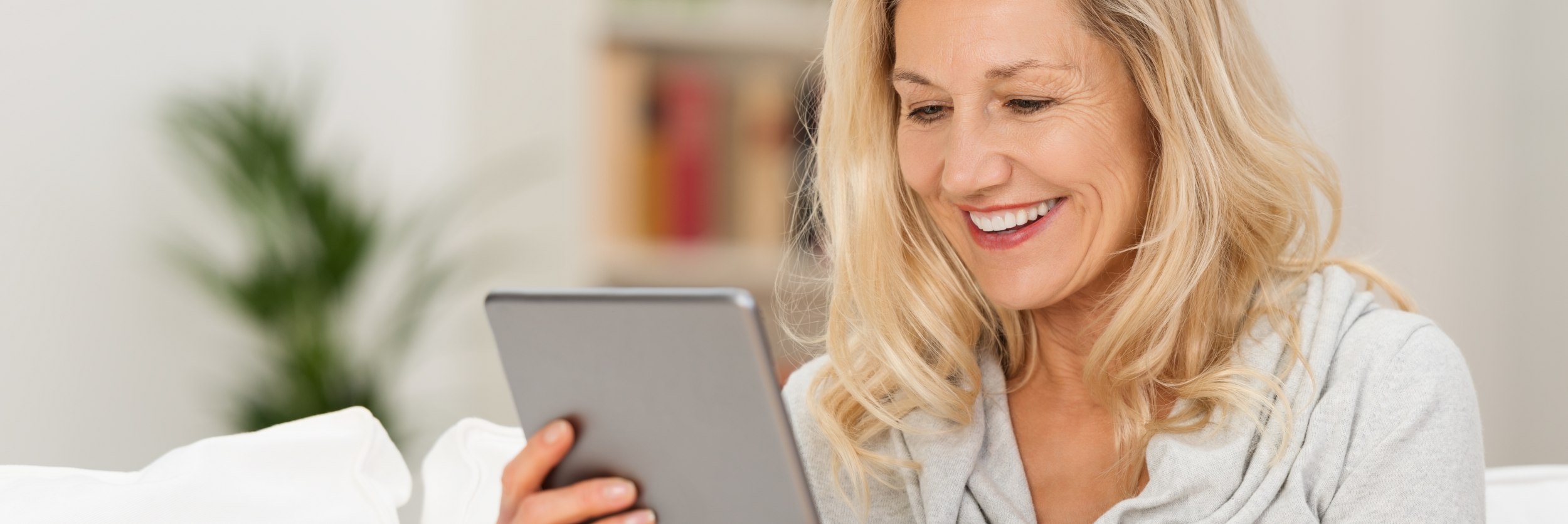 Frau liest am Tablet, © contrastwerkstatt - stock.adobe.com