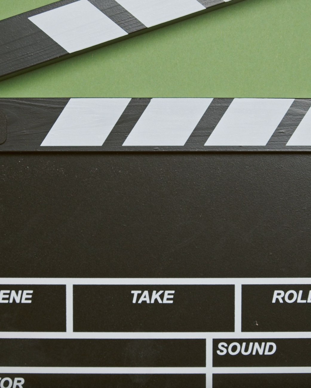 Schwarz-weiße Filmklappe vor grünem Hintergrund, © Pexels Tima Miroshnichenko Schwarz-weiße Filmklappe vor grünem Hintergrund, © Pexels Tima Miroshnichenko