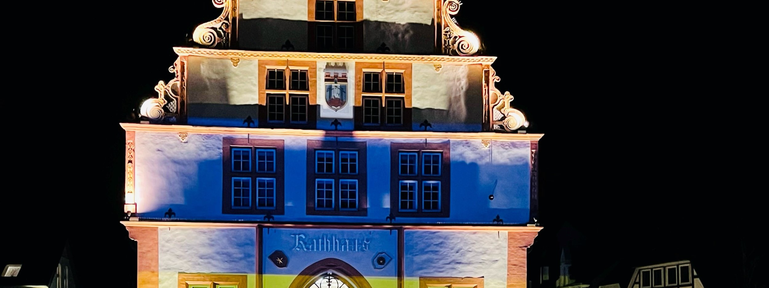 Das historische Rathaus der Stadt Bad Salzuflen erstrahlt in den Farben der ukrainischen Flagge., © Niklas Müller/Spark-Vat.de 