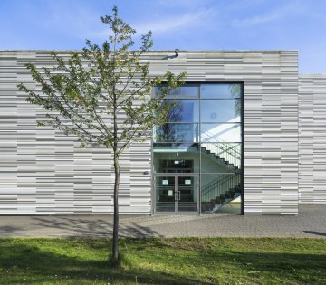 Bei sonnigem Wetter ist ein Geb&auml;udeteil der Hauptschule Lohfeld zu sehen, &copy; Jan Voth