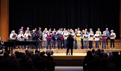 Zu sehen ist ein Chor auf der Bühne der Konzerthalle in Bad Salzuflen., © Musikschule Stadt Bad Salzuflen