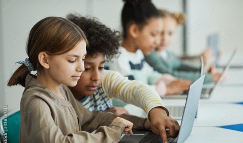 ACHTUNG PLATZHALTER, © Adobe Stock Kinder sitzen an einem Schreibtisch und schauen gemeinsam auf ein Notebook