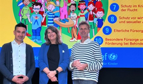 Professor Dr. J&ouml;rg Maywald (rechts) f&uuml;hrte durch den Fachtag &bdquo;Kinderrechte&ldquo; in Bad Salzuflen, zu dem die st&auml;dtischen Verwaltungsmitarbeitenden Anke H&uuml;tte (Mitte, Jugendamt/Koordinierungsstelle Kinderschutz) und Fatih G&ouml;k (Fachdienstleitung Jugendamt) eingeladen hatten. , &copy; Stadt Bad Salzuflen