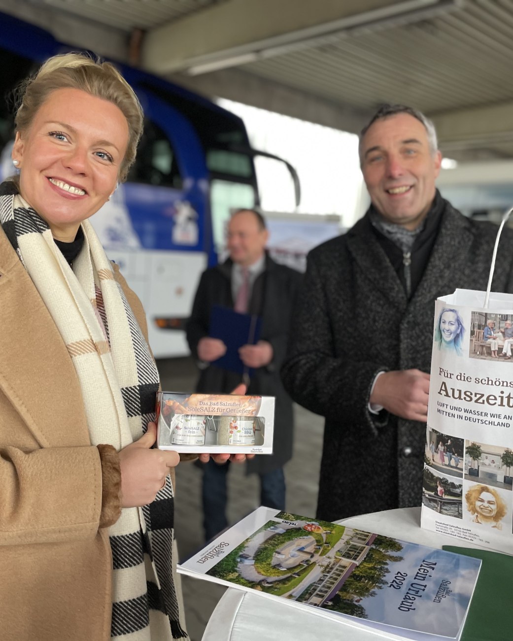 Verkehrsministerin Ina Brandes erhält von Bürgermeister Dirk Tolkemitt ein kleines Gastgeschenk in Form von Solesalz aus dem Staatsbad Salzuflen., © Stadt Bad Salzuflen