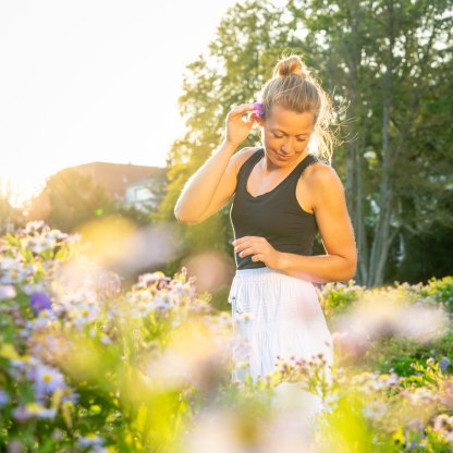Staatsbad Salzuflen_Kurpark_Frau auf Blumenwiese, &copy; Teutoburger Wald Tourismus/ D. Ketz