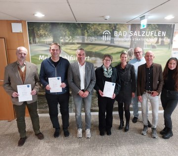 Auf insgesamt 120 Jahre Tätigkeit im öffentlichen Dienst blickt das Jubilarstrio um Beate Sturhan (4.v.l, Fachdienstleitung Kämmerei), Christian Böhm (2.v.l, Fachbereichsleitung Finanzen) und Forstwirt Dieter Delker (links) zurück.
Zu den Gratulanten gehören Bürgermeister Dirk Tolkemitt (3.v.l), Melanie Koring (4.v.r, Erste Beigeordnete & Stadtkämmerin) sowie der Personalratsvorsitzende Dirk Strehle (3.v.r) mit Anka Stankovic (rechts, Erste stellv. Personalratsvorsitzende) und Frank Düe (2.v.r, Stabsleitung Personal), © Stadt Bad Salzuflen