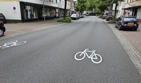 Auf der Straße aufgesprühte Fahrradpiktogramme, © Stadt Bad Salzuflen