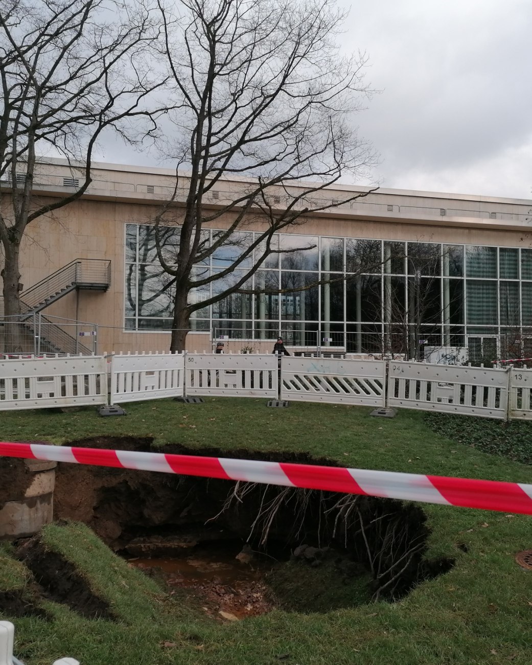 Es ist ein mehrere Quadratmeter großes Loch im Erdreich zu sehen, im Hintergrund befindet sich die Konzerthalle, © Stadt Bad Salzuflen