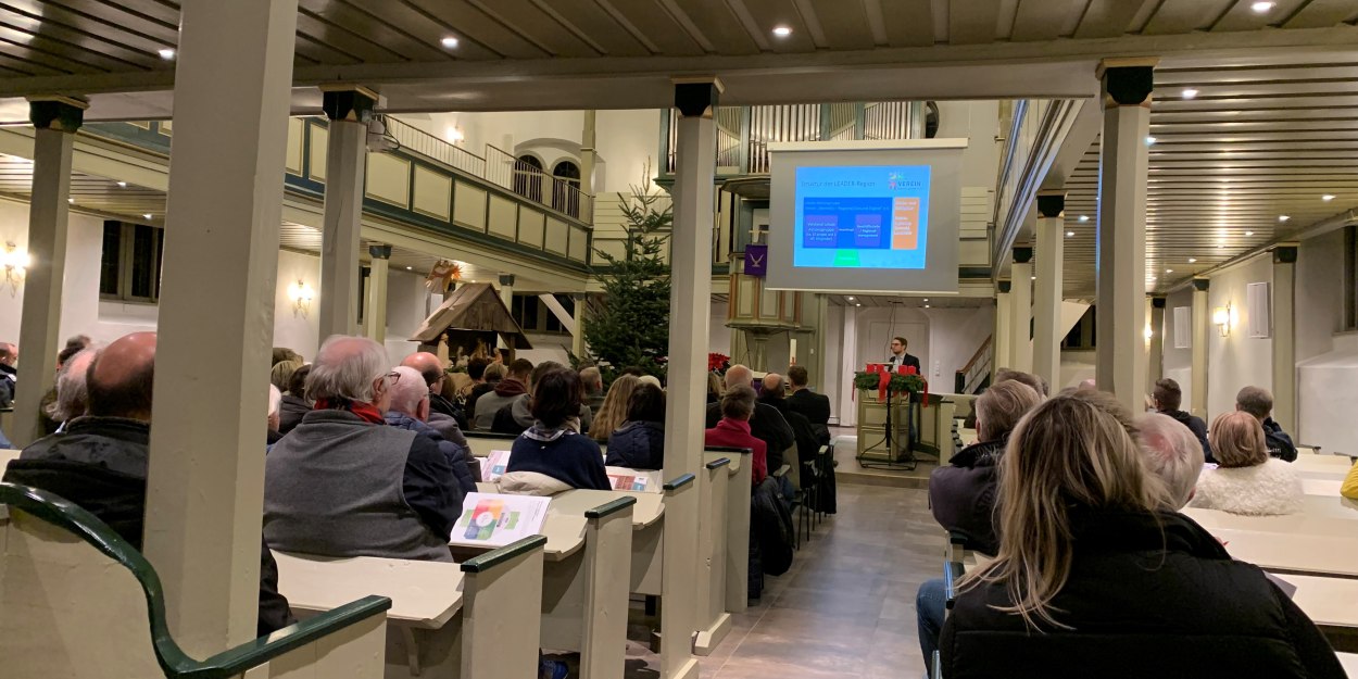 Publikum auf den Kirchenbänken der Kirche in Wüsten., © Stadt Bad Salzuflen