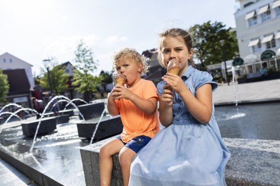 Zwei Kinder essen Eis am Fontänenfeld am Schliepsteiner Tor., © Jan Voth