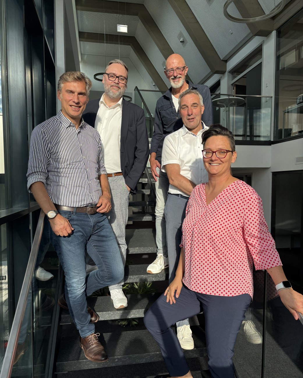 Fünf Personen stehen auf einer Treppe, abgebildet sind v.l.n.r. Rocco Wilken, Patrick Puls, Alexander Jaegers, Dirk Tolkemitt, Sarah Brodowski. Es handelt sich um den geschäftsführenden Vorstand und die neue Regionalmanagerin von LEADER verein(t)
, © LEADER verein(t) Fünf Personen stehen auf einer Treppe, abgebildet sind v.l.n.r. Rocco Wilken, Patrick Puls, Alexander Jaegers, Dirk Tolkemitt, Sarah Brodowski. Es handelt sich um den geschäftsführenden Vorstand und die neue Regionalmanagerin von LEADER verein(t)
, © LEADER verein(t)