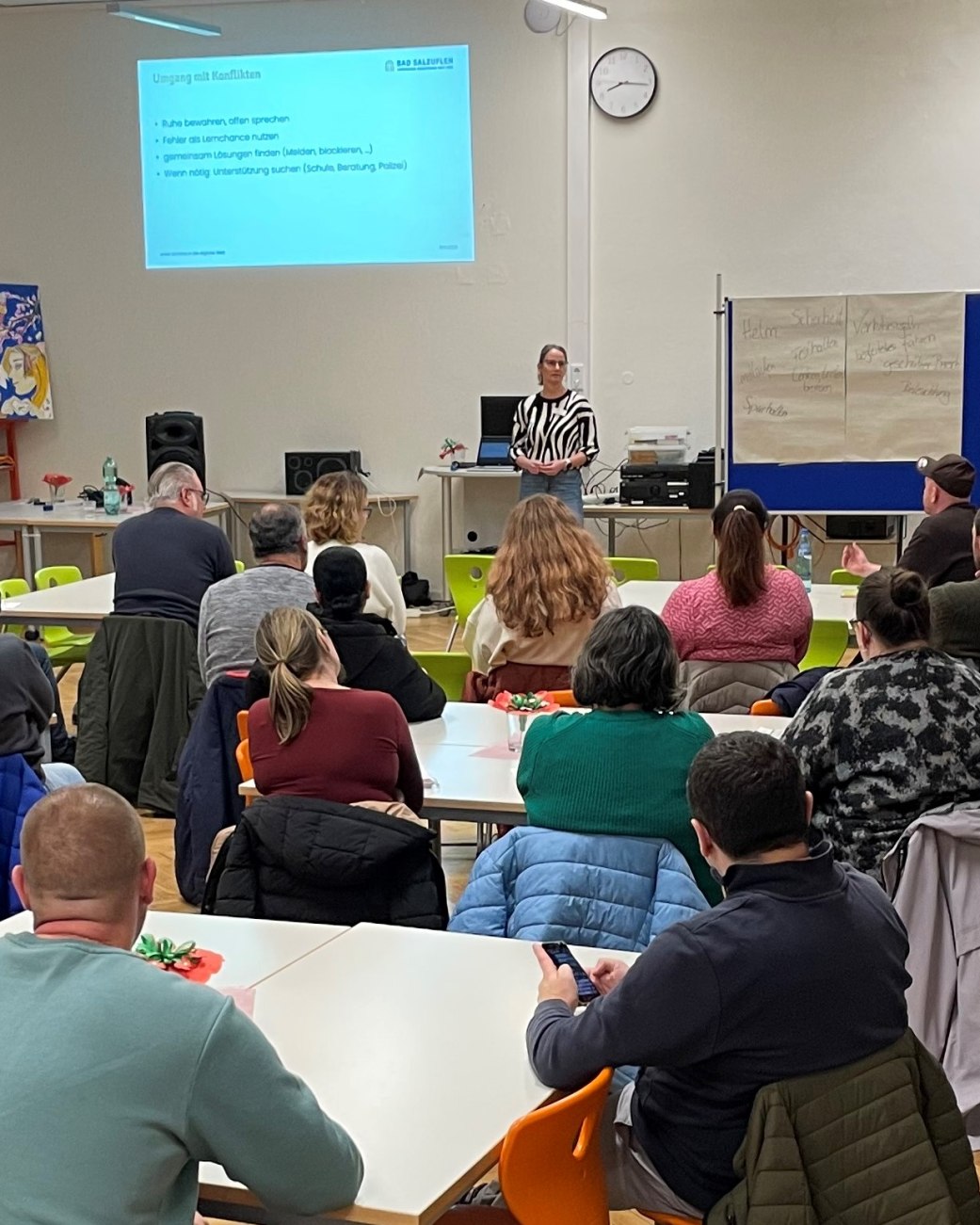 Reges Interesse an einem Elternabend der besonderen Art: Jugendamt und Kreispolizeibehörde informierten, sensibilisierten und diskutierten mit rund 50 Eltern über die ersten Schritte ihrer Kinder in der digitalen Welt. , © Stadt Bad Salzuflen