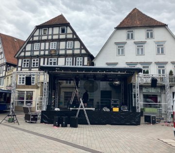 Bühnenanhänger im Einsatz Maiparty, © Stadt Bad Salzuflen Bühnenanhänger im Einsatz Maiparty, © Stadt Bad Salzuflen