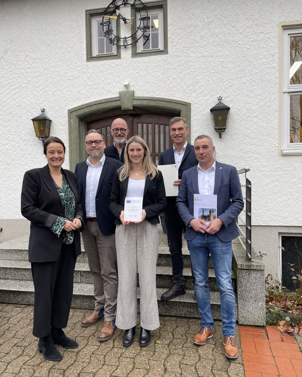 Regierungspräsidentin Anna Katharina Bölling übergibt die Bewilligungs-Urkunde für den LEADER-Förderbescheid an Patrick Puls, Alexander Jaegers, Caroline Kossinna, Rocco Wilken und Dirk Tolkemitt, © Stadt Bad Salzuflen