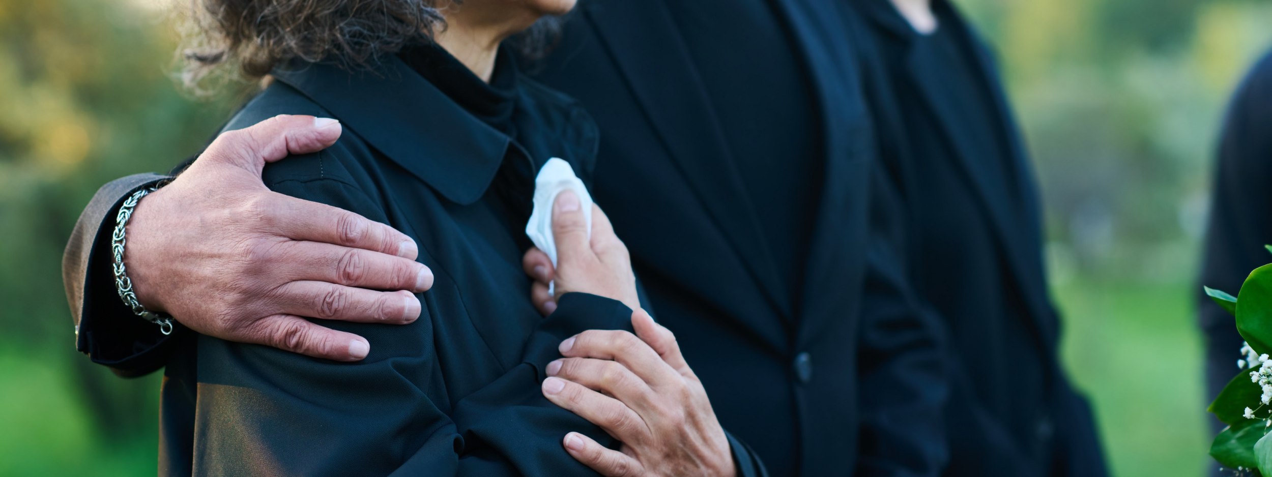 Menschen spenden einander Trost , &copy; AdobeStock_646436655_pressmaster