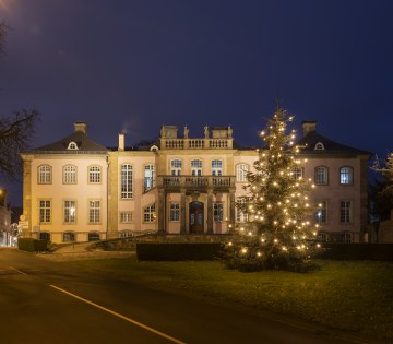 Zu sehen ist die Musikschule im Schloss Stietencron vor der ein leuchtender Weihnachtsbaum aufgestellt wurde., © Jan Voth