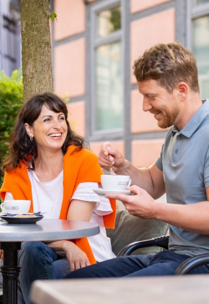 Ein Paar entspannt im Café im Herzen der historischen Altstadt von Bad Salzuflen., © Teutoburger Wald Tourismus / D. Ketz