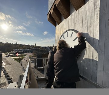 In luftiger Höhe werden die Ziffernblätter aus den Aussparungen entnommen. , © Stadt Bad Salzuflen