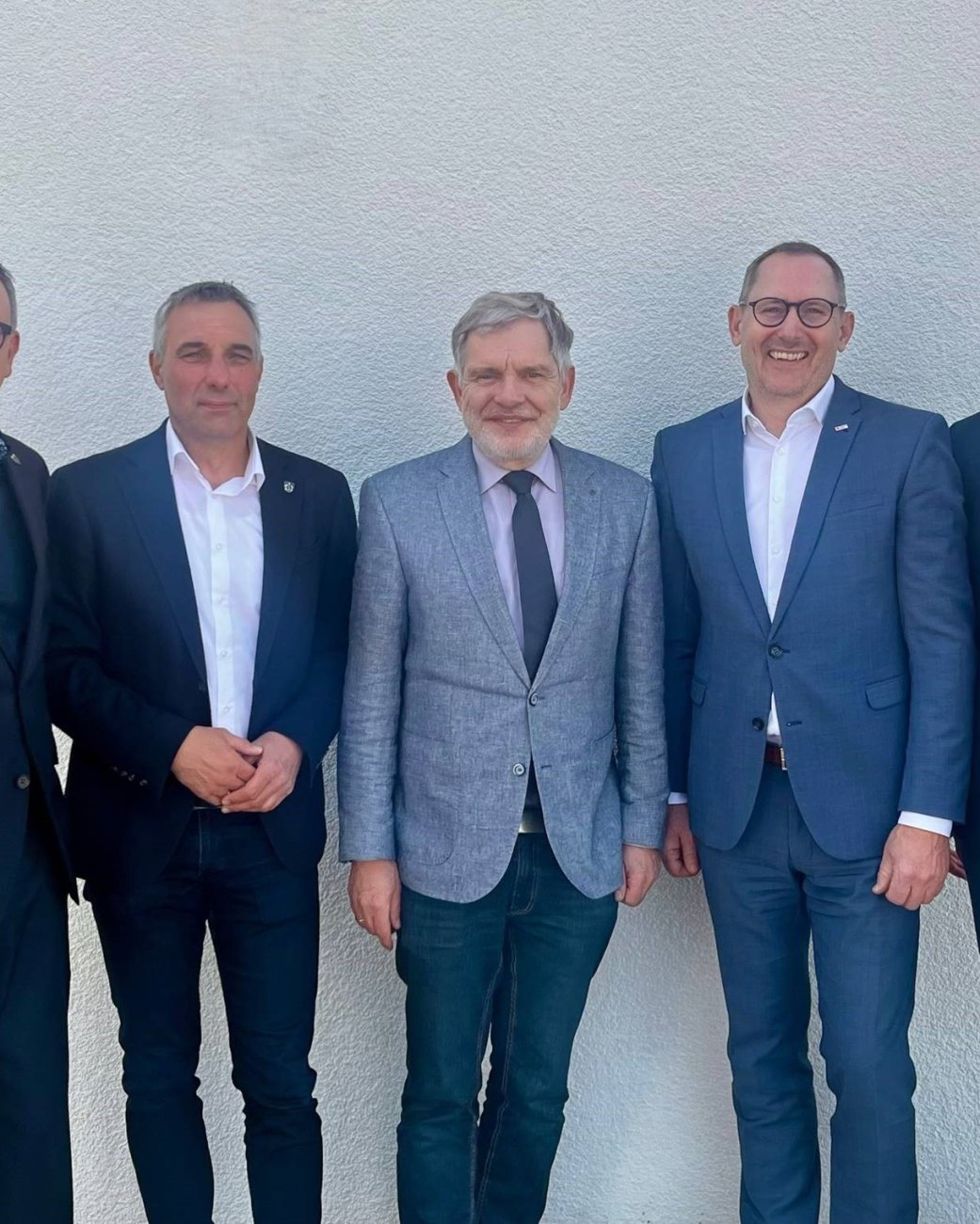 Lemgos Bürgermeister Markus Baier, Bad Salzuflens Bürgermeister Dirk Tolkemitt, DRK-Präsident Dr. Reiner Austermann, DRK-Vorstand Klaus Jürgen Wolf und Lages Bürgermeister Matthias Kalkreuter bringen die Pläne für neue Medizinische Versorgungszentren zur Stärkung der haus- und kinderärztlichen Versorgung voran., © Stadt Lemgo Lemgos Bürgermeister Markus Baier, Bad Salzuflens Bürgermeister Dirk Tolkemitt, DRK-Präsident Dr. Reiner Austermann, DRK-Vorstand Klaus Jürgen Wolf und Lages Bürgermeister Matthias Kalkreuter bringen die Pläne für neue Medizinische Versorgungszentren zur Stärkung der haus- und kinderärztlichen Versorgung voran., © Stadt Lemgo